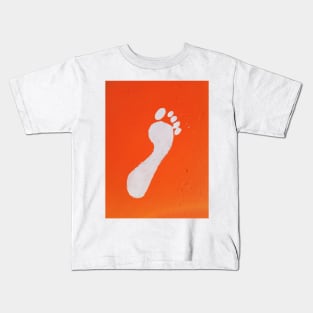 WHITE FOOTPRINT UP THE WALL Kids T-Shirt